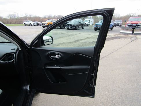Used 2020 Jeep Cherokee Latitude Plus AWD/4WD image 38