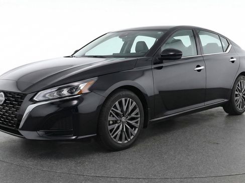 Used 2025 Nissan Altima 2.5 SV FWD image 3