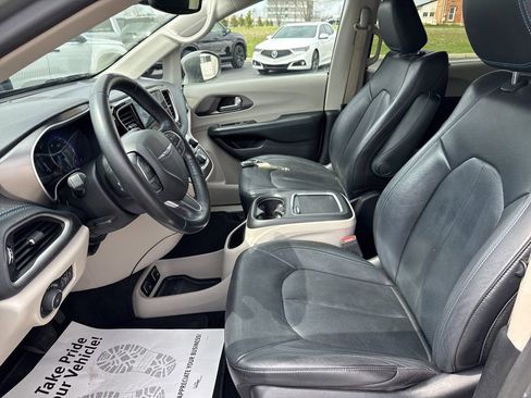 Used 2021 Chrysler Pacifica Touring-L image 28