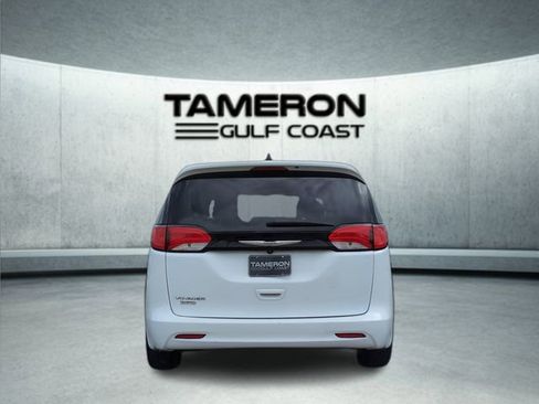 Used 2023 Chrysler Voyager LX FWD image 4