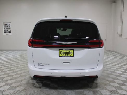 Used 2024 Chrysler Pacifica Touring-L FWD image 10