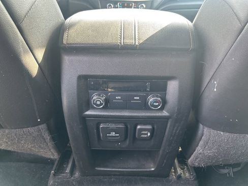 Used 2021 Chevrolet Traverse LT w/ LT Premium Package image 34