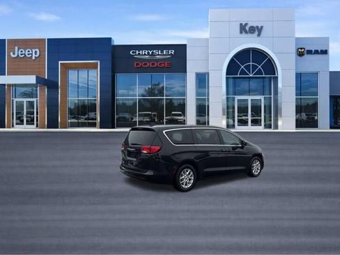 Used 2023 Chrysler Voyager LX image 5
