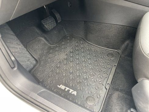 Used 2025 Volkswagen Jetta SE w/ Sunroof Package image 21