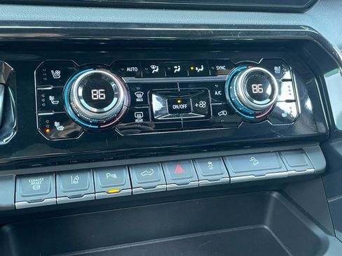 Used 2024 GMC Sierra 2500 AT4 image 8