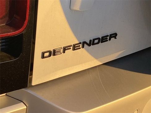 Used 2024 Land Rover Defender 110 SE image 7