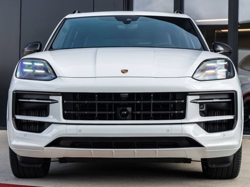 Certified 2025 Porsche Cayenne GTS AWD/4WD image 8