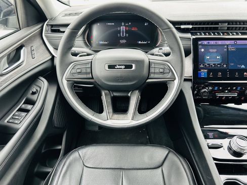 Used 2023 Jeep Grand Cherokee Limited w/ Luxury Tech Group II AWD/4WD image 18