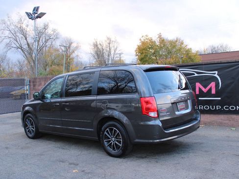 Used 2017 Dodge Grand Caravan GT image 3