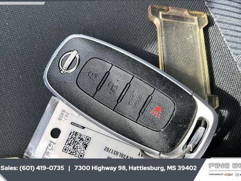 Used 2025 Nissan Versa SV image 9