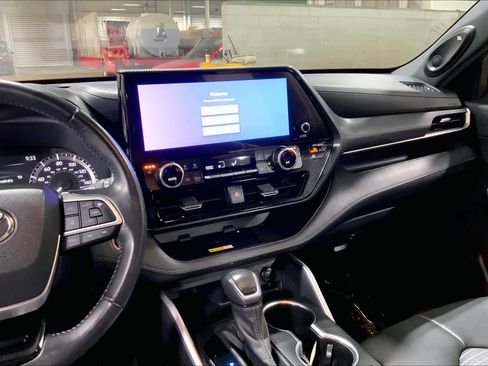 Used 2024 Toyota Highlander XSE image 7