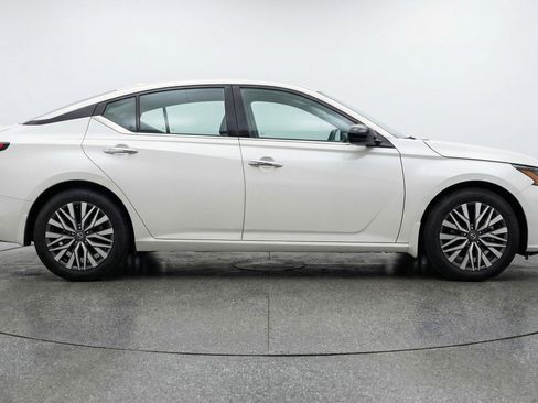 Used 2025 Nissan Altima 2.5 SV FWD image 11