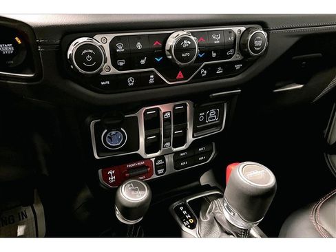 Used 2024 Jeep Gladiator Rubicon w/ Technology Group image 32