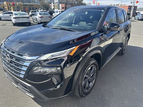 Used 2025 Nissan Rogue SV image 4