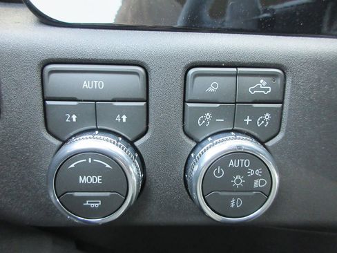 New 2026 GMC Sierra 1500 SLT image 16