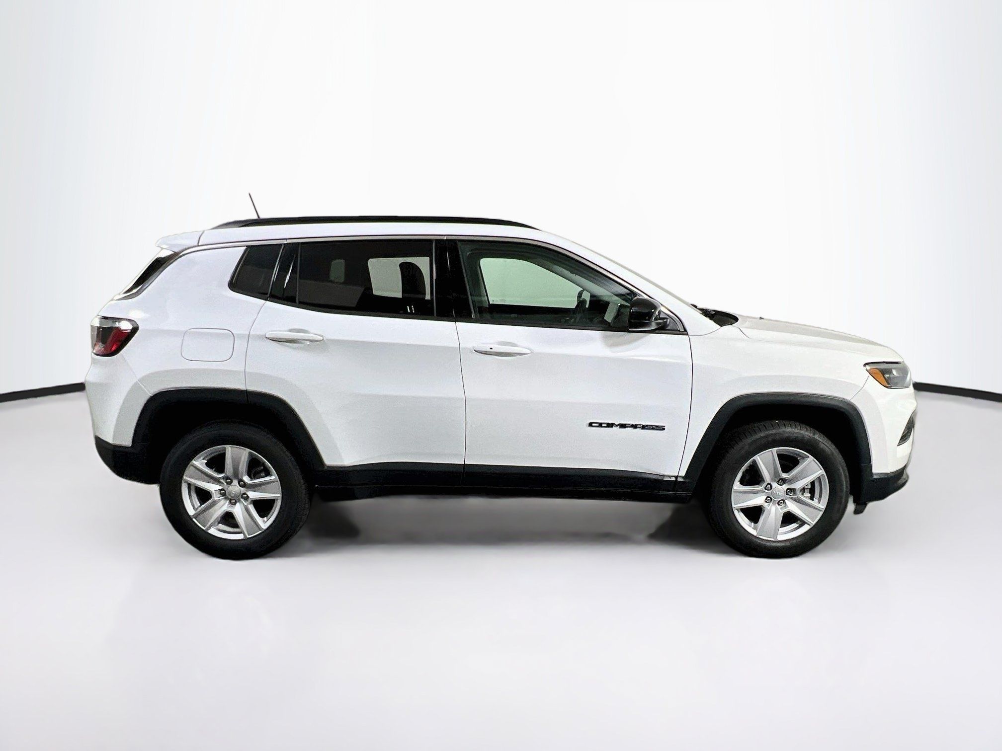 Used 2022 Jeep Compass Latitude w/ Sun and Sound Group AWD/4WD image 4