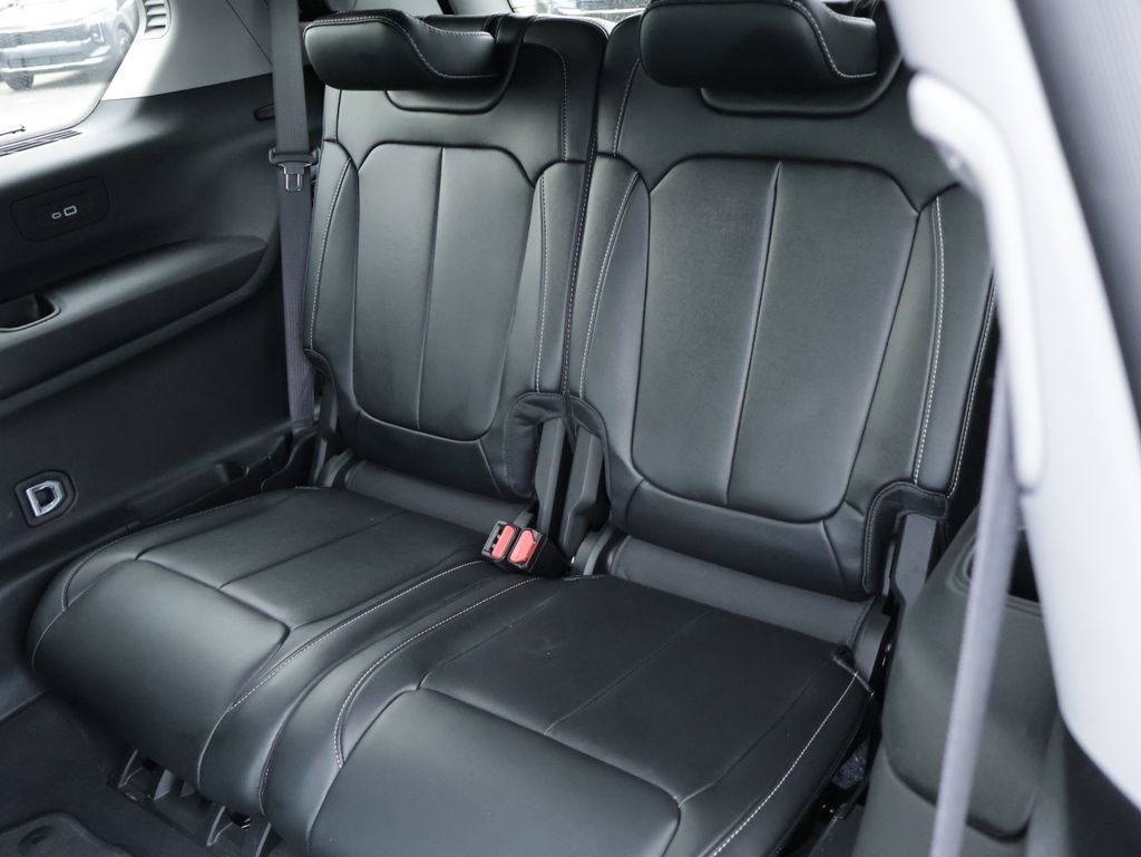 Used 2023 Jeep Grand Cherokee L Limited w/ Black Appearance Package AWD/4WD image 19