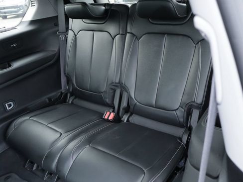 Used 2023 Jeep Grand Cherokee L Limited w/ Black Appearance Package AWD/4WD image 19
