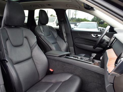 Used 2021 Volvo XC60 T5 Momentum w/ Premium Package FWD image 23