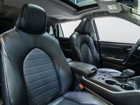 Certified 2022 Toyota Highlander XLE image 13