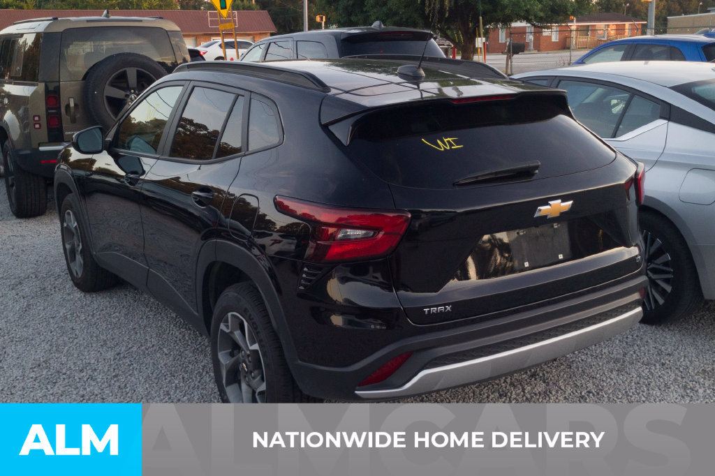 Used 2025 Chevrolet Trax LT FWD image 4