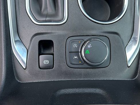 Used 2022 Chevrolet Traverse LS image 26