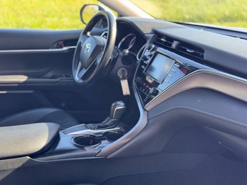 Used 2018 Toyota Camry SE w/ Moonroof Package FWD image 16