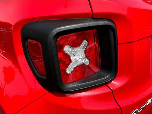 Used 2019 Jeep Renegade Latitude w/ Cold Weather Group AWD/4WD image 23