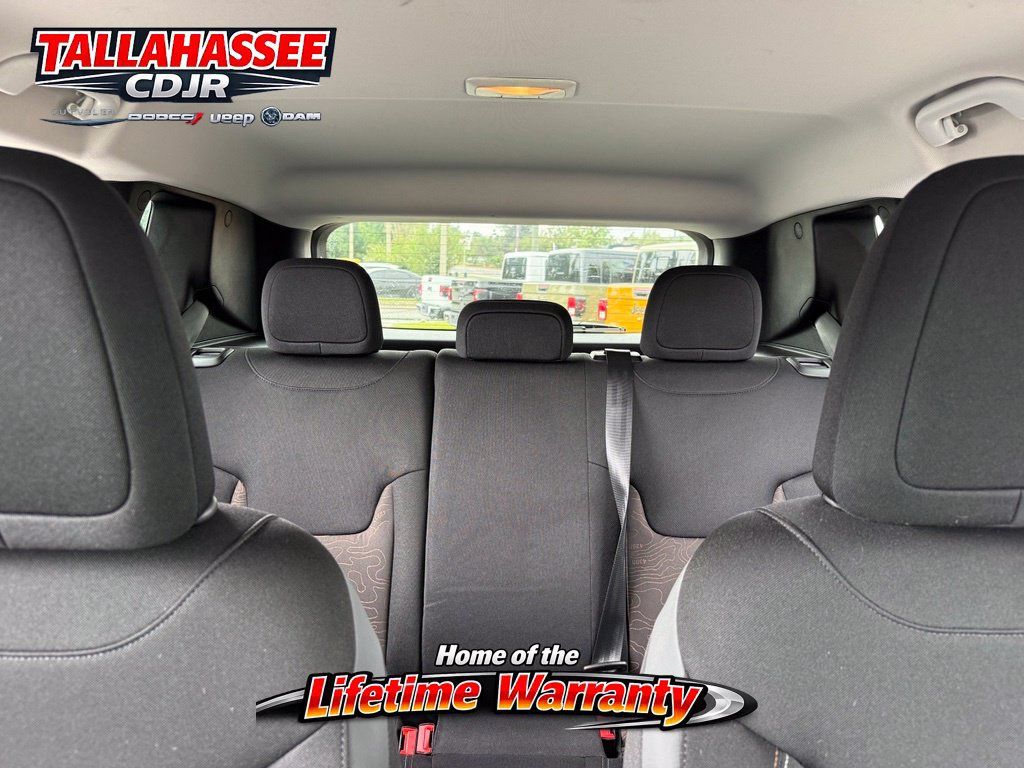 Used 2023 Jeep Renegade Latitude AWD/4WD image 37