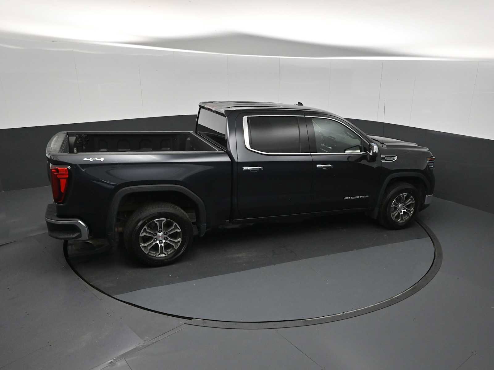 Used 2025 GMC Sierra 1500 SLT AWD/4WD image 17
