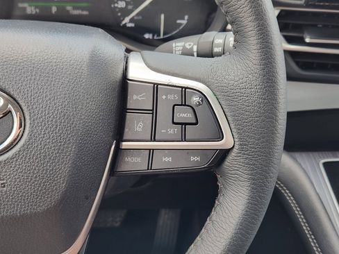 Used 2025 Toyota Sienna XLE FWD image 42