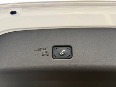Used 2025 Lincoln Nautilus Premier AWD/4WD image 6