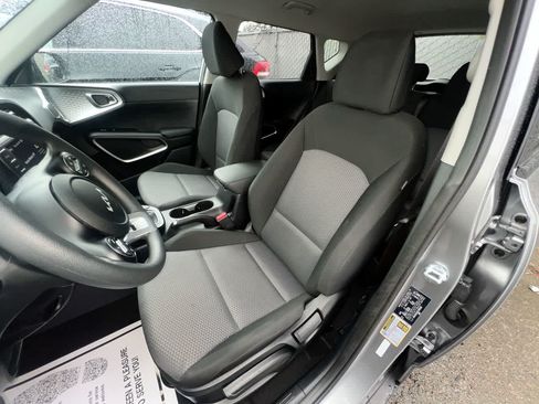 Certified 2025 Kia Soul LX w/ LX Technology Package FWD image 11