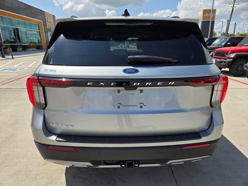 Used 2025 Ford Explorer Active w/ Active Comfort Package RWD image 4