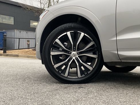 Used 2025 Volvo XC60 B5 Plus image 17