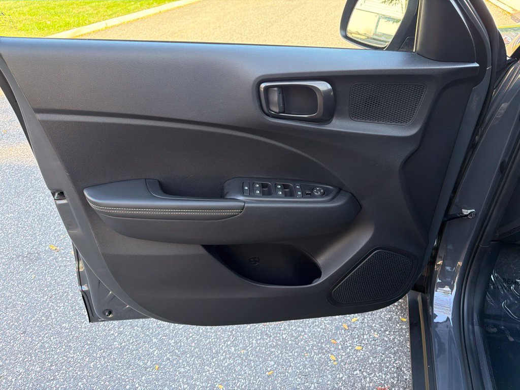 Certified 2024 Hyundai Venue Limited FWD image 17