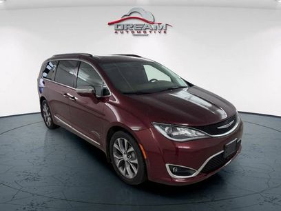 Used 2017 Chrysler Pacifica Limited w/ Advanced Safetytec Group