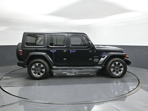 Used 2022 Jeep Wrangler Unlimited Sahara w/ Cold Weather Group AWD/4WD image 11
