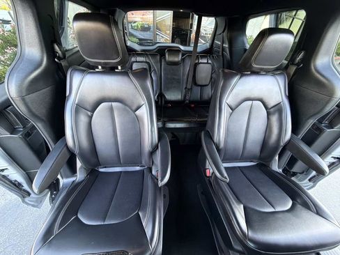 Used 2023 Chrysler Pacifica Touring-L w/ Uconnect Theater Family Group FWD image 17