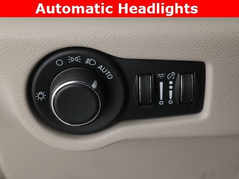 Used 2024 Chrysler Voyager LX image 20