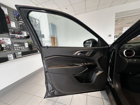 Used 2025 Chevrolet Trax RS FWD image 10