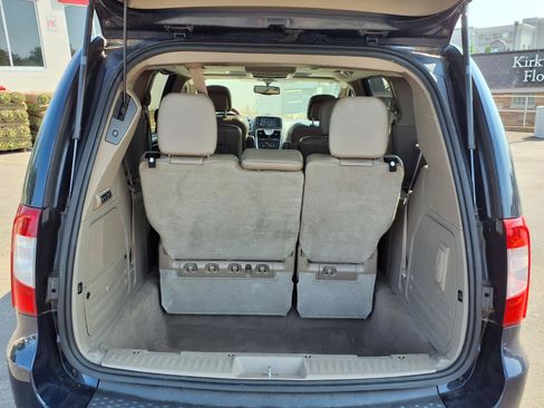 Used 2014 Chrysler Town & Country Limited w/ Luxury Group FWD image 27