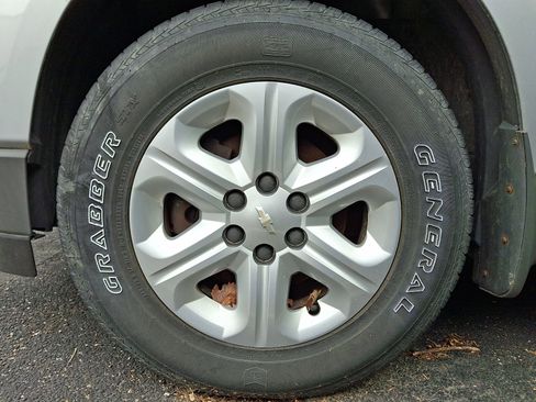 Used 2011 Chevrolet Traverse LS FWD image 4