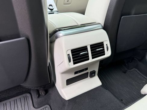Used 2019 Land Rover Range Rover Velar R-Dynamic SE AWD/4WD image 22