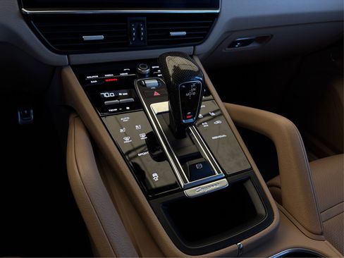 Used 2022 Porsche Cayenne image 28