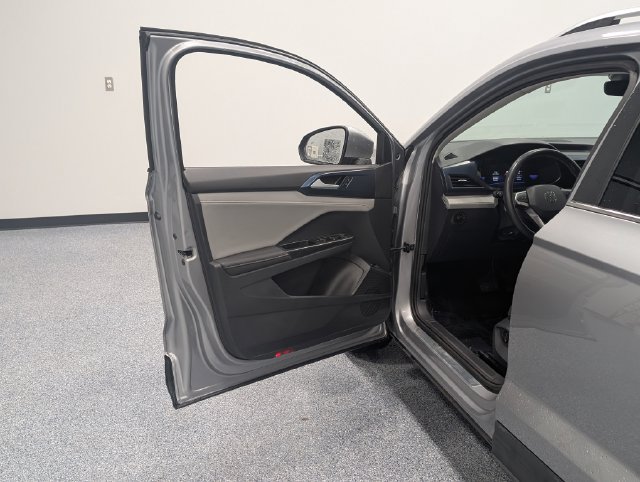 Used 2024 Volkswagen Taos SE FWD image 9
