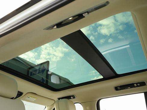 Used 2023 Land Rover Range Rover SE image 15