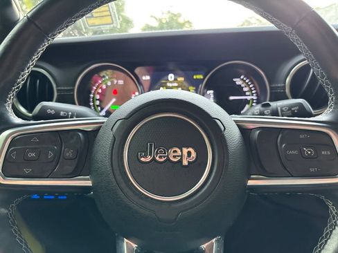 Used 2022 Jeep Wrangler Unlimited Sahara w/ Cold Weather Group AWD/4WD image 15