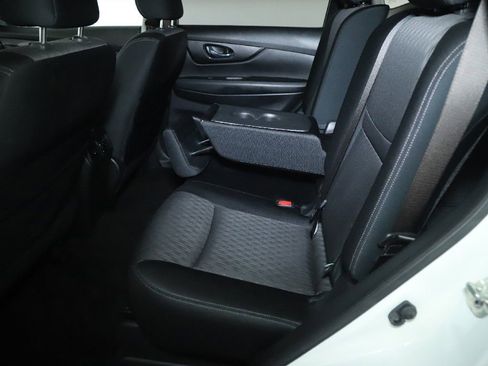 Used 2018 Nissan Rogue SV image 15