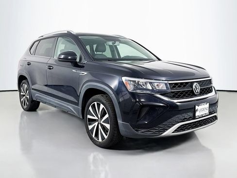Used 2022 Volkswagen Taos SE w/ Panoramic Sunroof Package FWD image 4